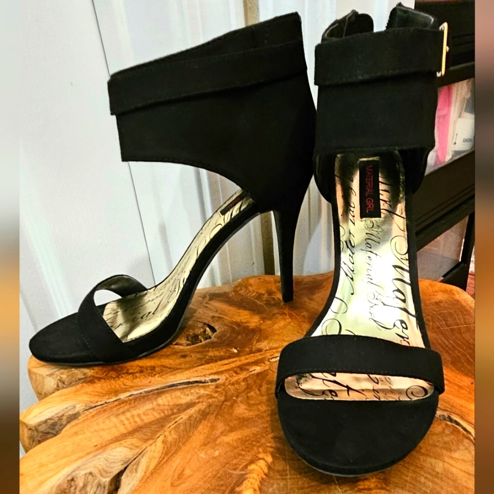 Black heels, gold buckle, black zipper in back